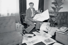 English photographer and designer Sir Cecil Beaton at home, 1936. (Photo by Sasha/Getty Images)