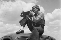 Paul S. Taylor. Dorothea Lange in Texas on the Plains, ca. 1935. Archival pigment print. © The Dorothea Lange Collection, the Oakland Museum of California, City of Oakland, Gift of Paul S. Taylor