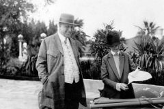 Hearst-1926-San-Simeon-Castle-Julia-Morgan-architect-discussing-plans-with-Hearst-2
