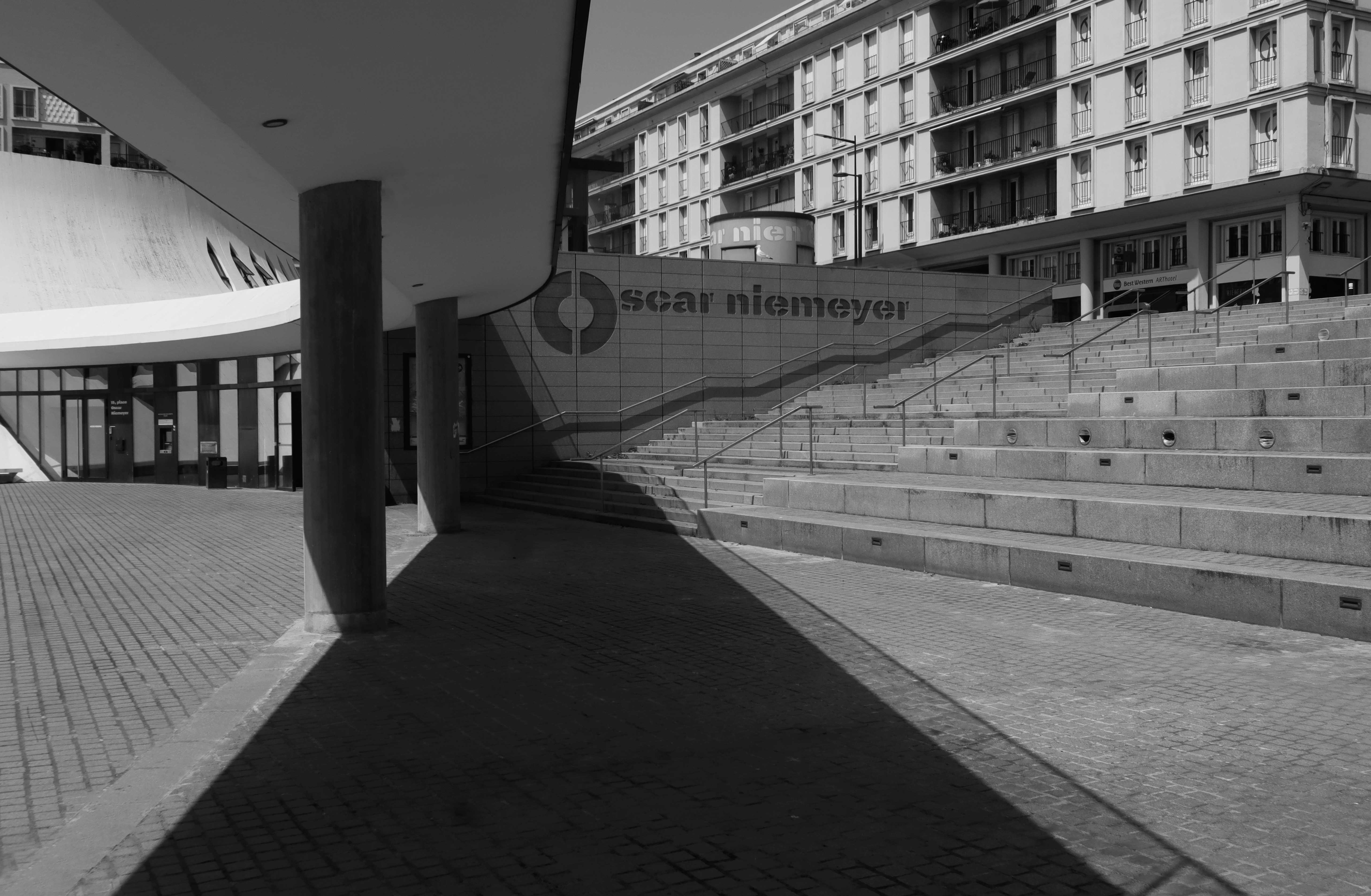Espace-Oscar-Niemeyer-photo-by-Paul-Clemence-5