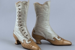 (Non griffé - Anonyme). Paire de bottines. Cuir beige, cuir caramel. Doublure en toile de coton écrue. 1900-1905. Galliera, musée de la Mode de la Ville de Paris.