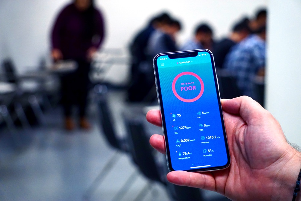 Airthinx is a device and app that monitor and deliver information about air quality to end-users in commercial, industrial and residential spaces.