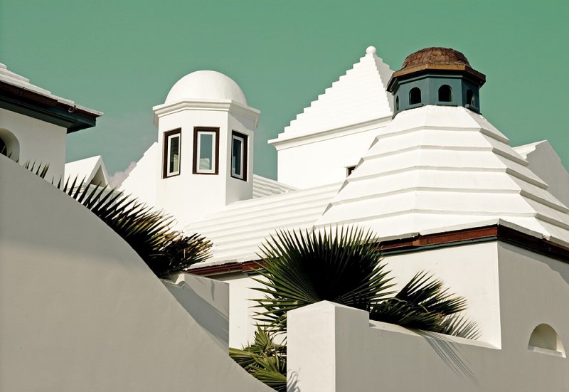 It marries a vision from Bermuda with the typology of Antigua and Guatemala. Its walls and rooftops are white, not just to resemble their counterparts in Bermuda, but to reflect the sunlight too.