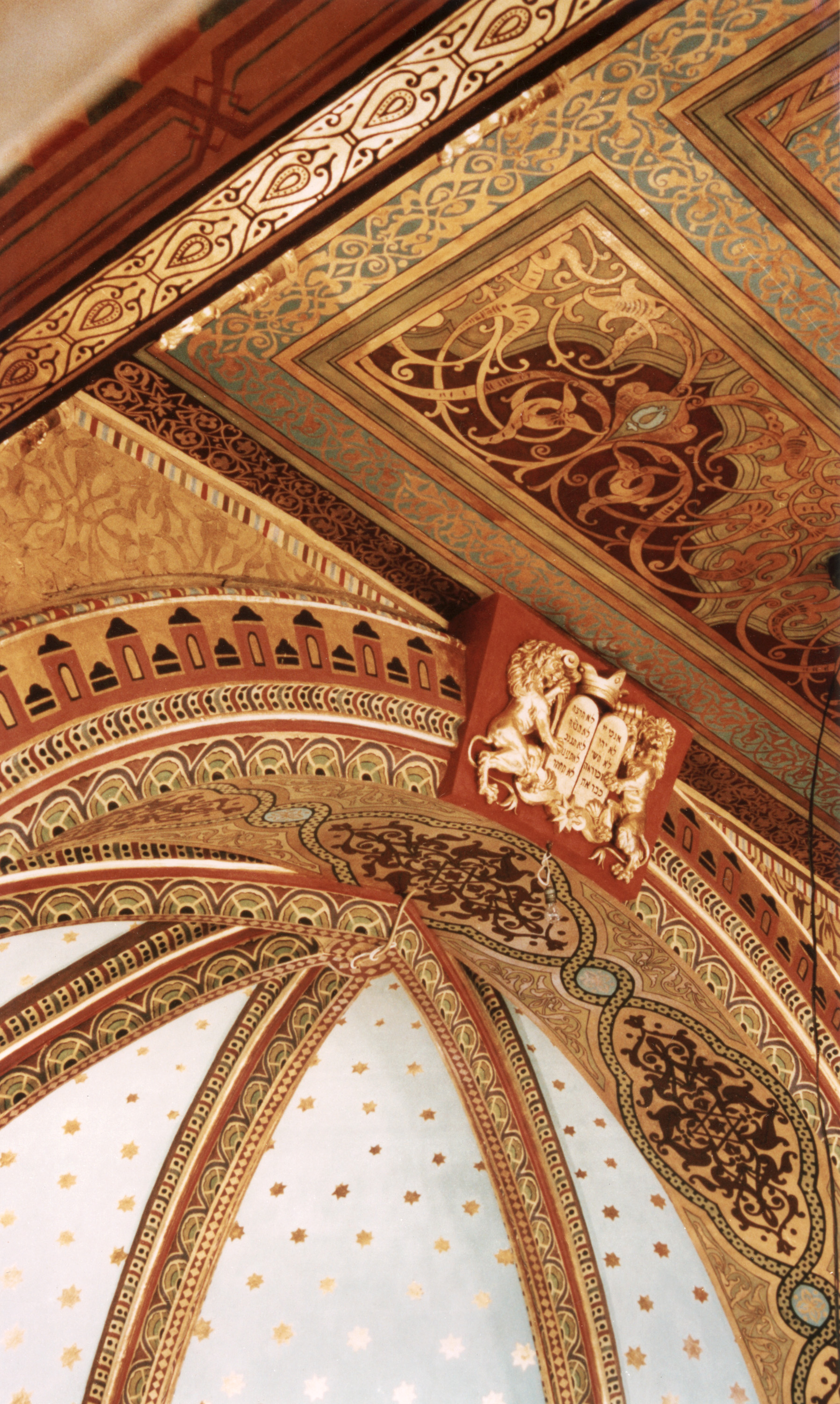 Country: PolandSite: Tempel SynagogueCaption: Detail of the polychrome arch before apse, showing in the keystone a pair of lions supporting a Decalogue in gilded bas-relief.Image Date: 2000Photographer: WMFProvenance: Site VisitOriginal: from print collection