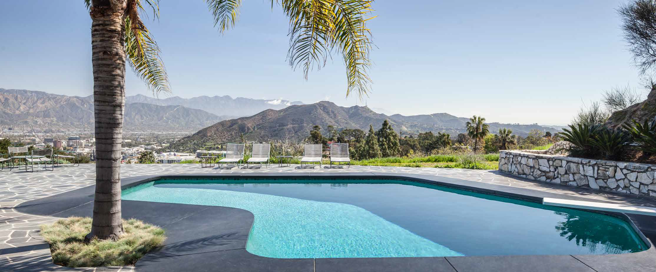 The book take readers on a tour of backyards and patios of celebrities and luminaries like Diane Keaton, Cher, Bunny Williams, Carolyne Roehm, and Frank Lloyd Wright in Southern California, Mexico, Palm Springs, and Connecticut.